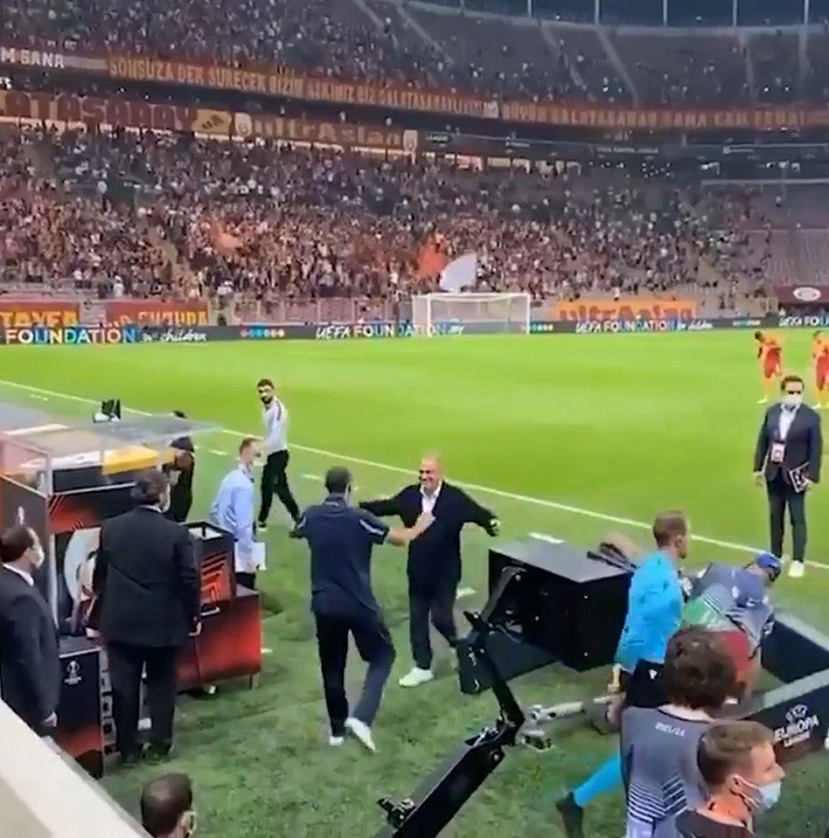 Sarri, Terim'in önünde eğildi