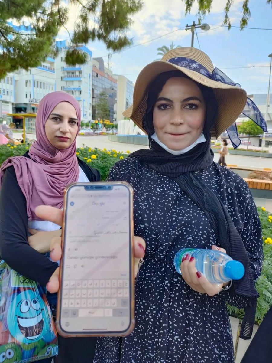 Antalya’da Filistinli aile, içinde para ve ziynet eşyaları olan çantayı parkta unuttu