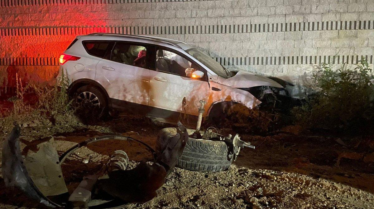 Bursa'da ciple duvara çarpan sürücü olay yerinden kaçtı