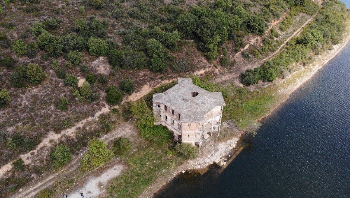 Pendik’te tarihi konak definecilerin hedefi oldu