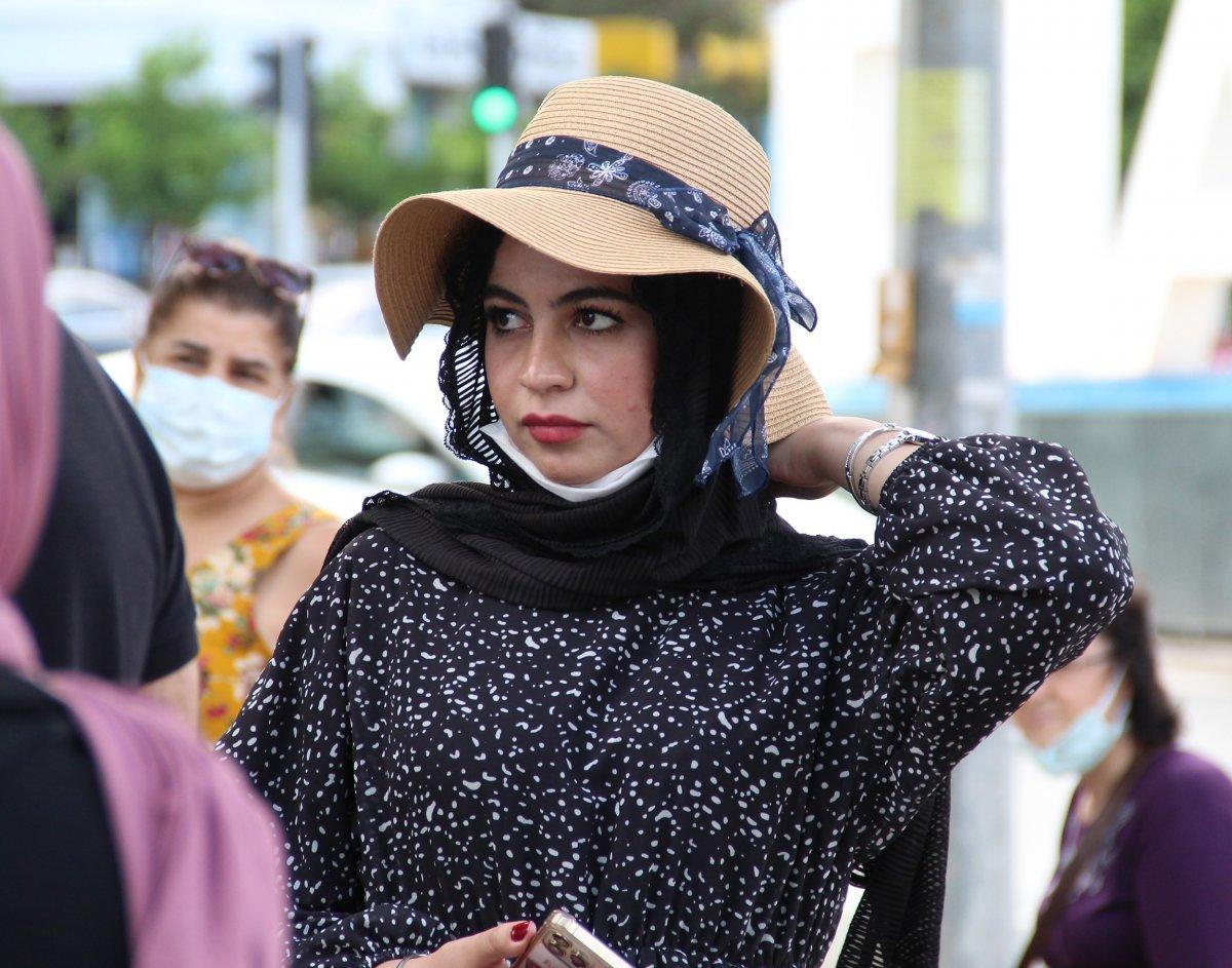 Antalya’da Filistinli aile, içinde para ve ziynet eşyaları olan çantayı parkta unuttu