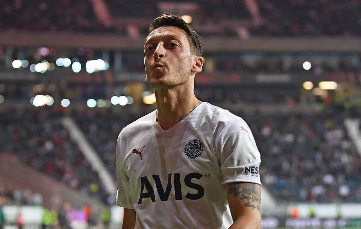 Mesut Özil'den Frankfurt taraftarlarına öpücük