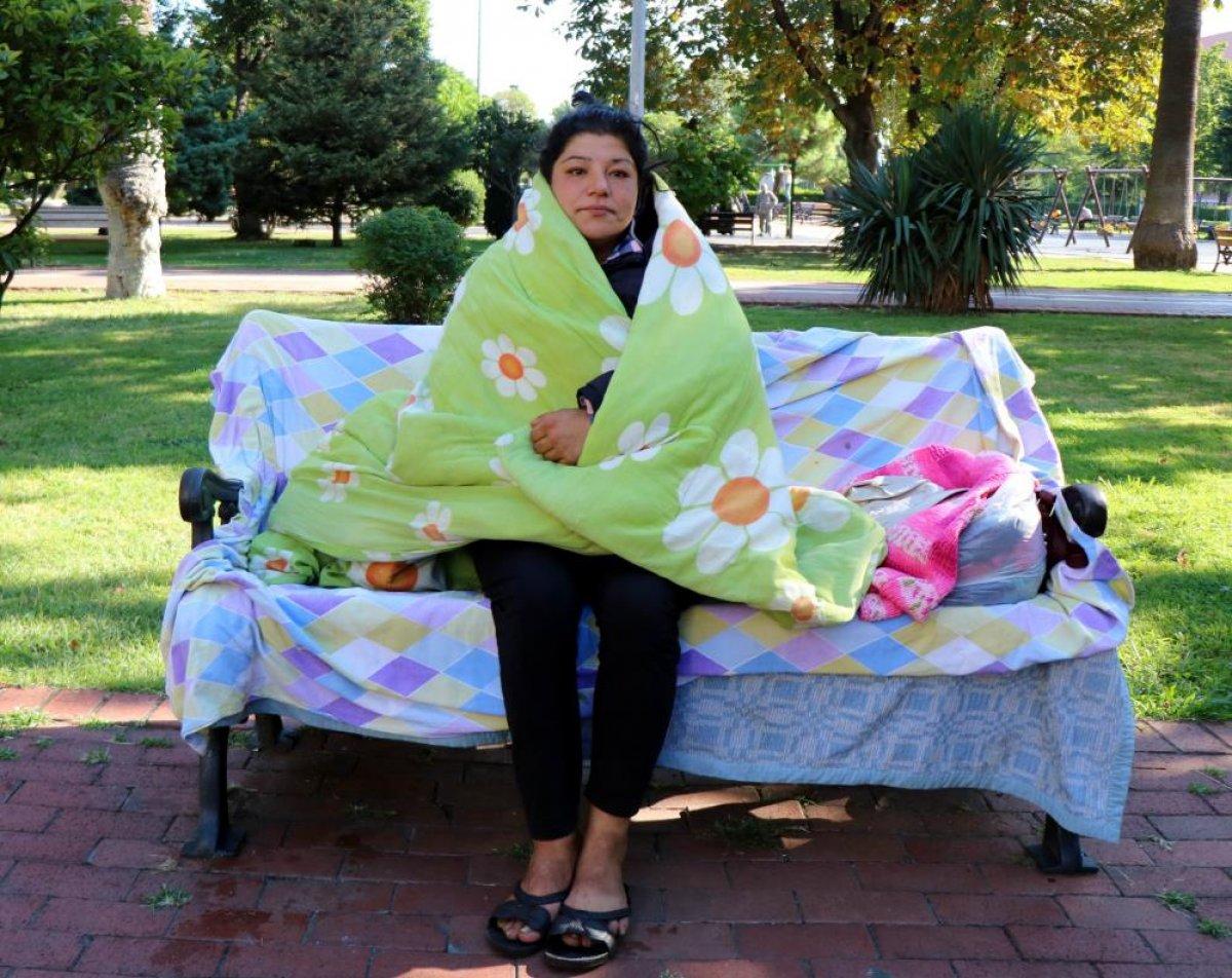 Samsun'da annesini kaybeden genç kadın parkta yatıyor