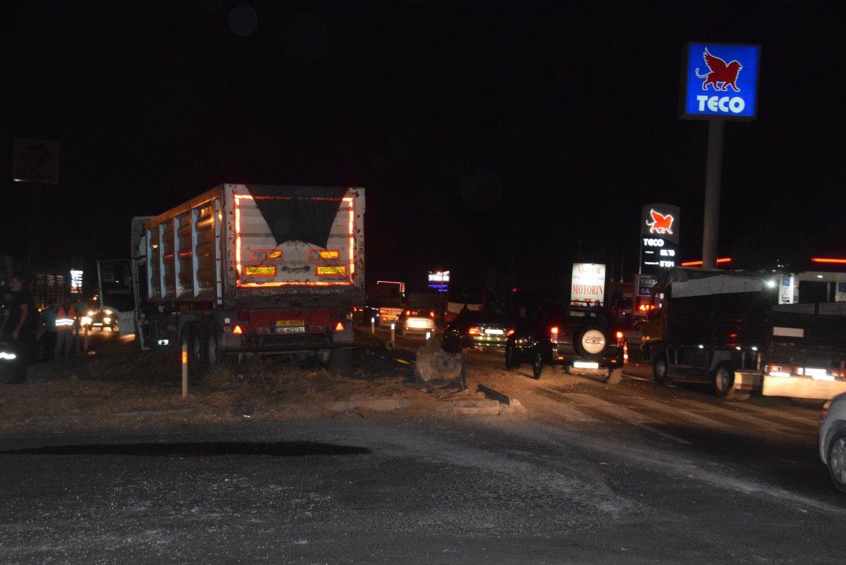 İzmir'de tır ile otobüs çarpıştı: 12 yaralı