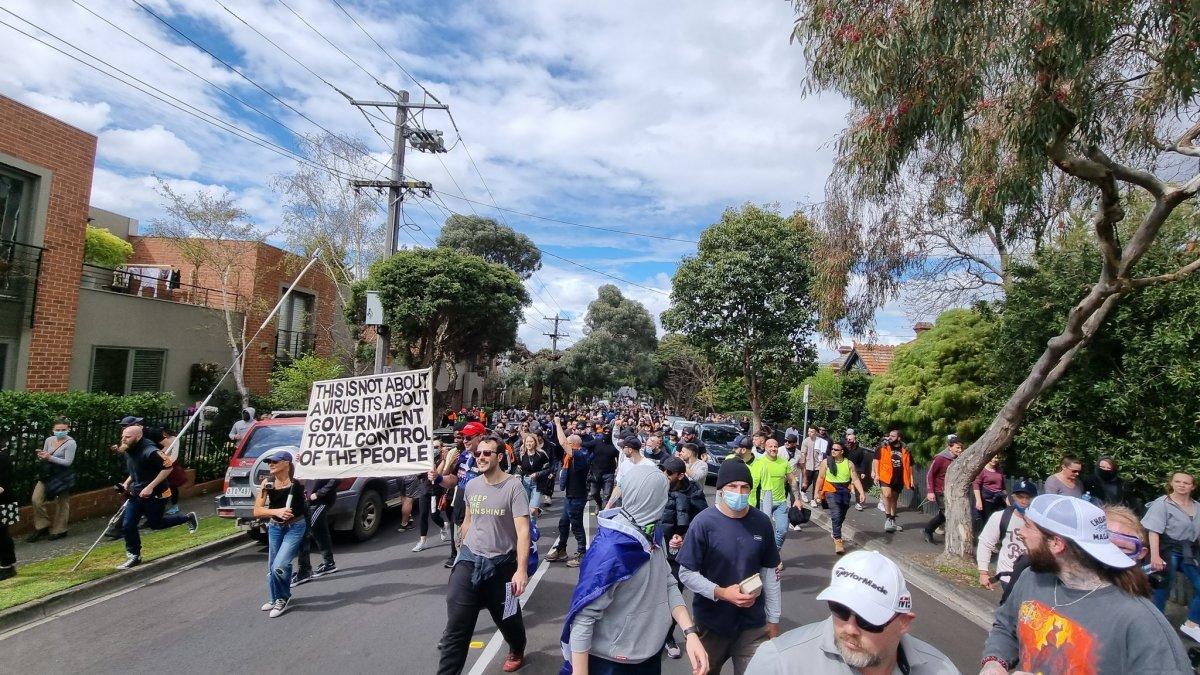 Avustralya’da karantina karşıtları sokağa döküldü