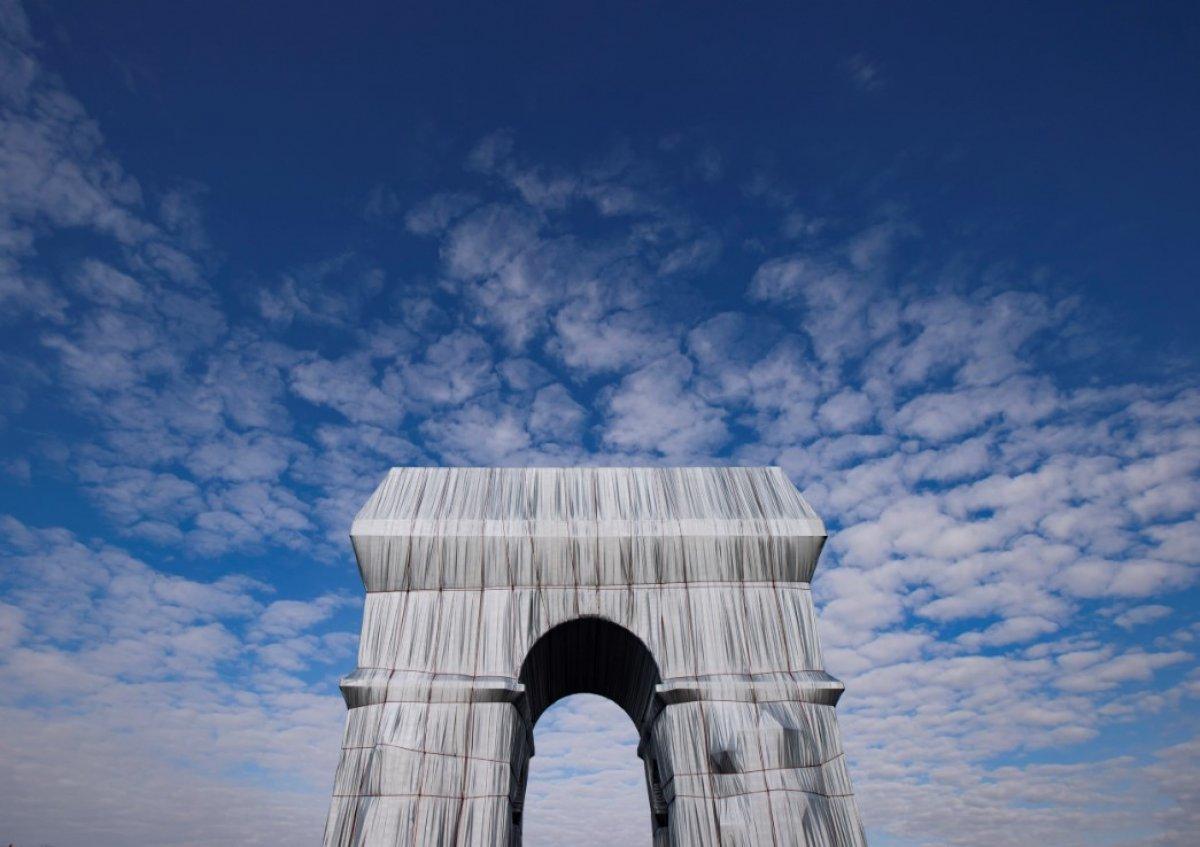 Kumaşla kaplanan Paris'in simgesi Zafer Takı, ziyarete açıldı