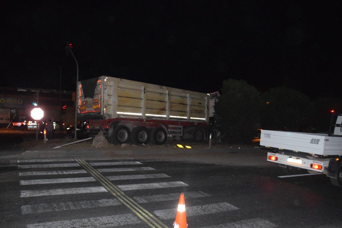 İzmir'de tır ile otobüs çarpıştı: 12 yaralı