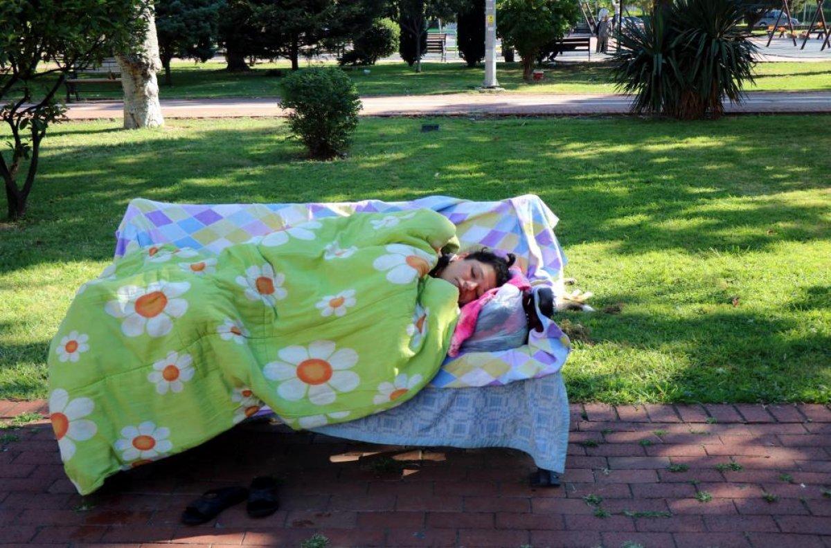 Samsun'da annesini kaybeden genç kadın parkta yatıyor