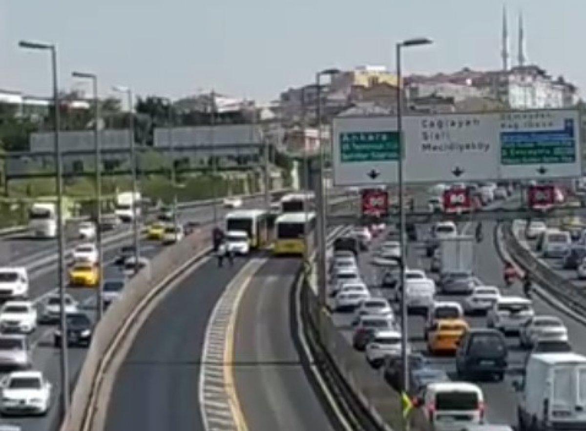 Halıcıoğlu’nda arızalanan metrobüs yolda kaldı