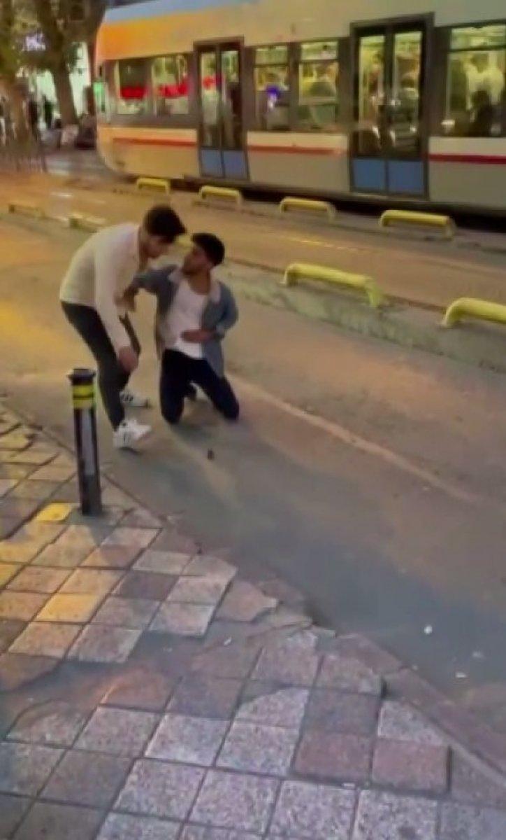 Zeytinburnu’nda okul çıkışında bıçaklı kavga