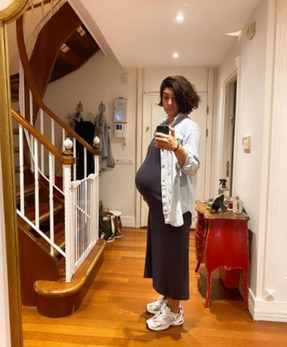 Bergüzar Korel 'Leyla'sına' kavuşmak için gün sayıyor