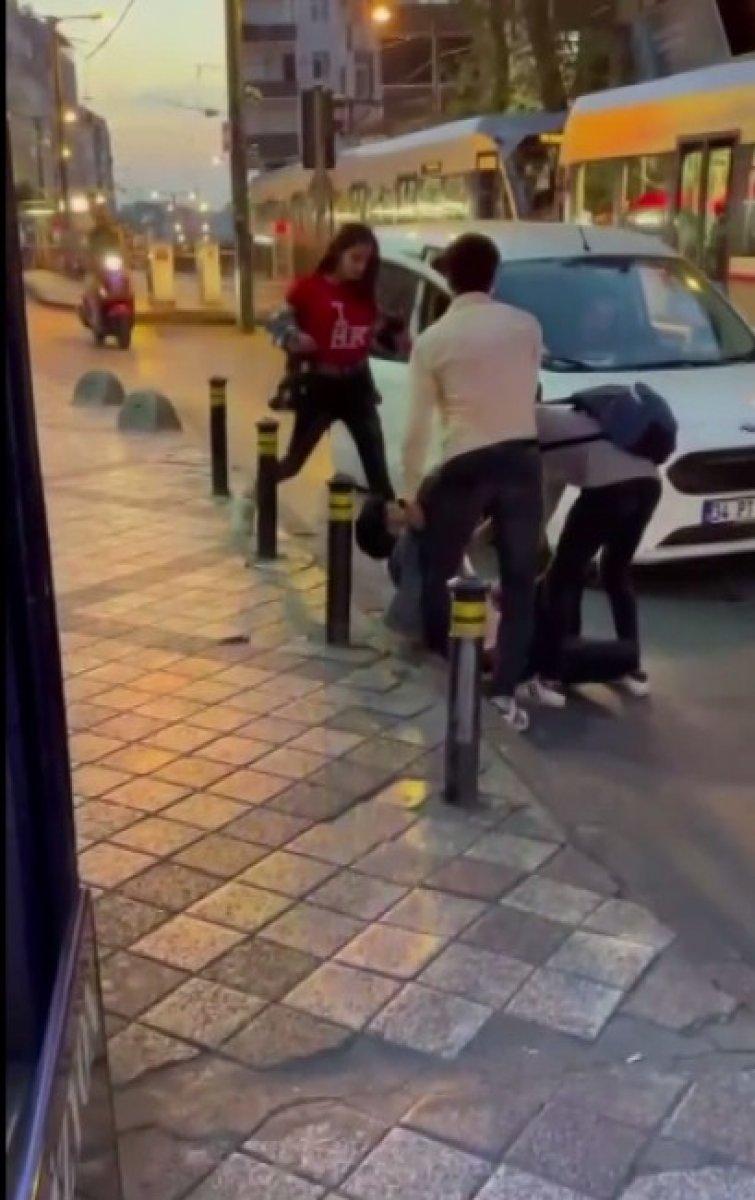 Zeytinburnu’nda okul çıkışında bıçaklı kavga