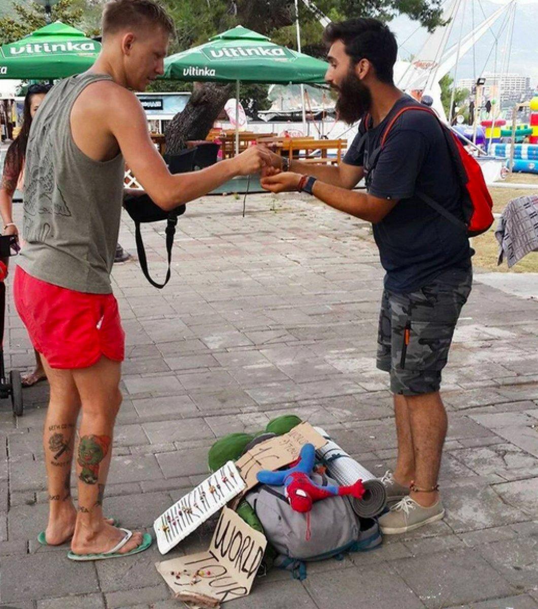 4 senede otostop ile 40 ülke gezdi