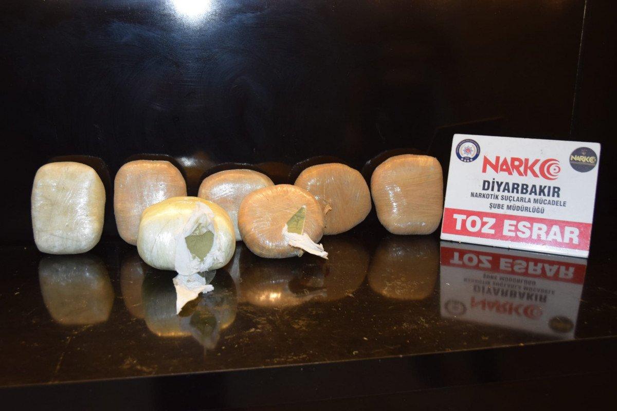 Diyarbakır'da polisin otomobilinden uyuşturucu çıktı