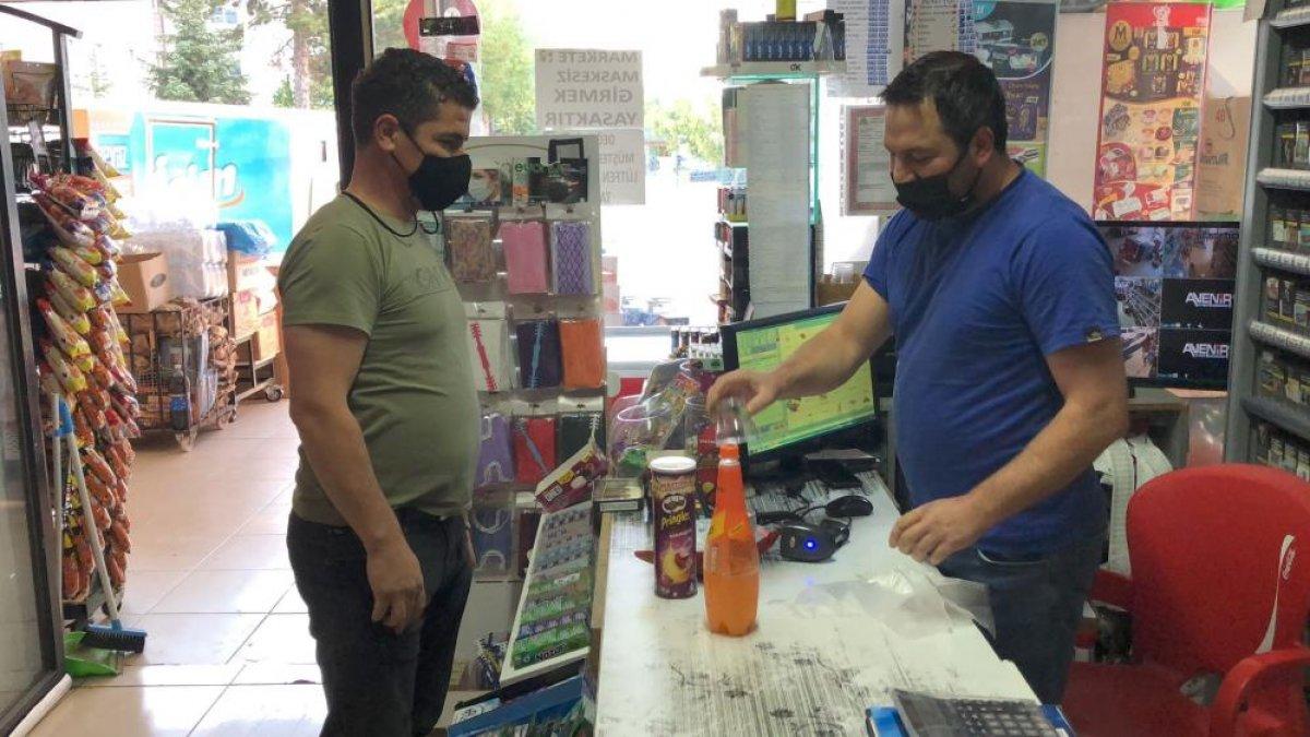 Isparta'da freni boşalan otomobili esnaf durdurdu