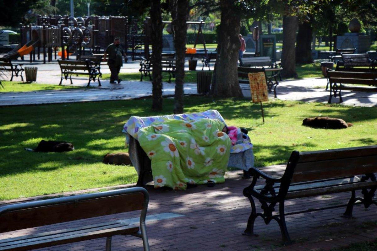 Samsun'da annesini kaybeden genç kadın parkta yatıyor