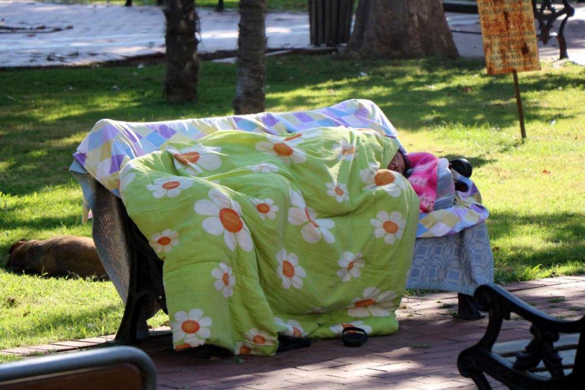 Samsun'da annesini kaybeden genç kadın parkta yatıyor