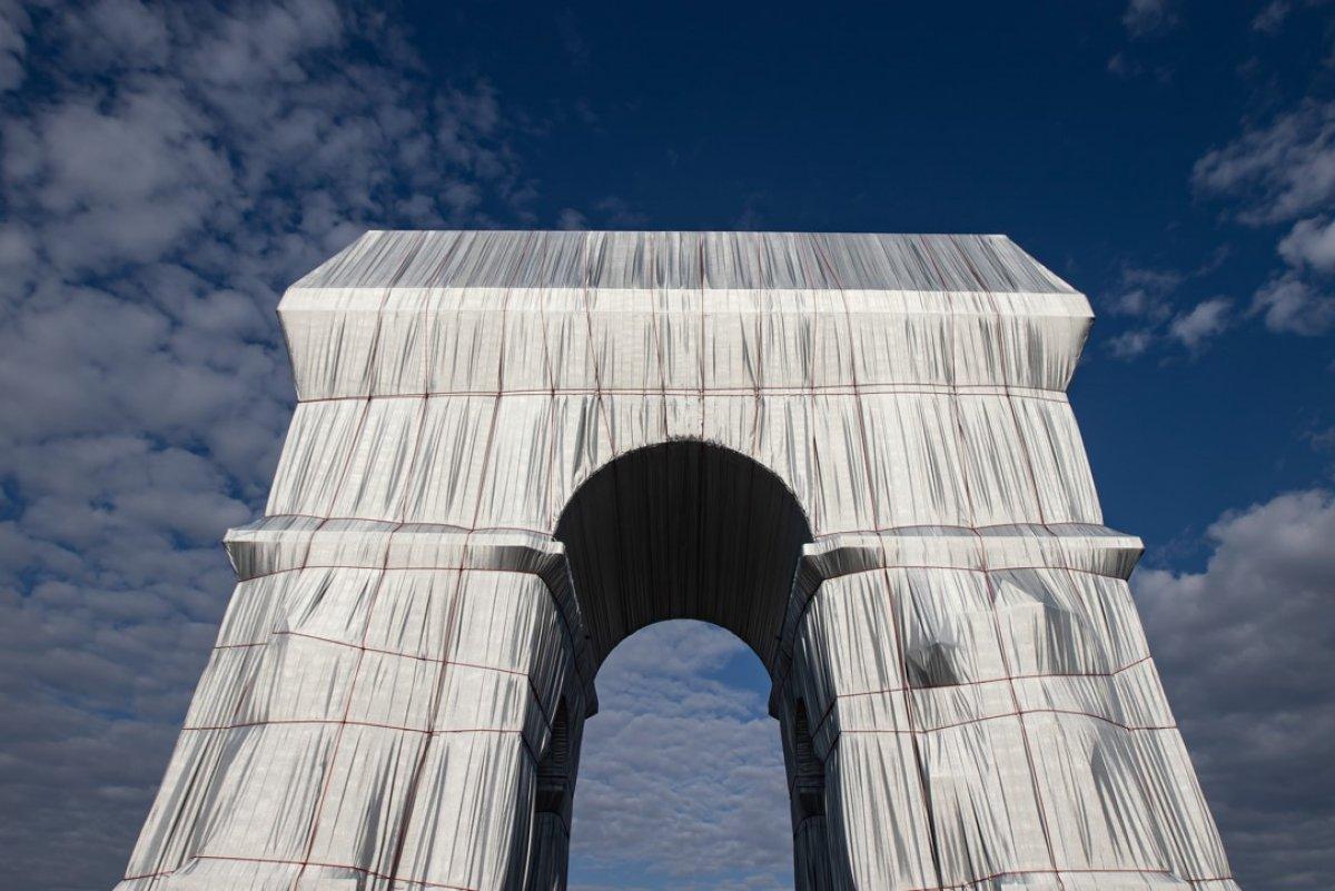 Kumaşla kaplanan Paris'in simgesi Zafer Takı, ziyarete açıldı