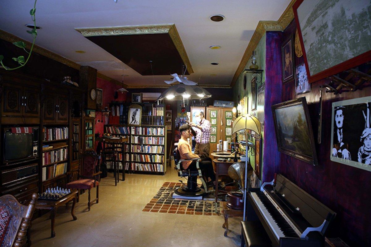 Tokat'taki berberde isteyen piyano çalıyor, isteyen kitap okuyor