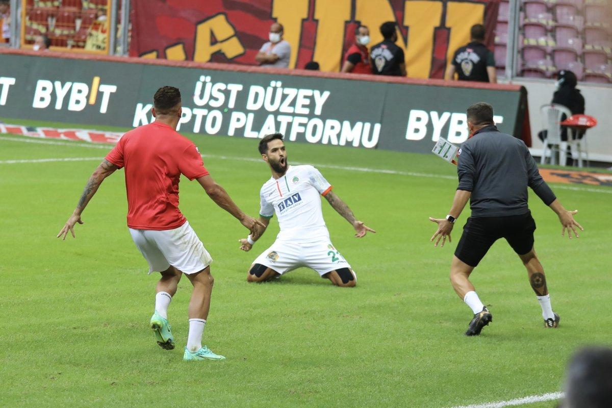 Galatasaray, Alanyaspor'a mağlup oldu.