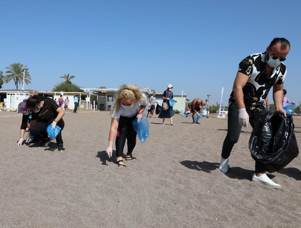 CHP'li Antalya Büyükşehir Belediyesi'nden heykelli kıyı temizliği