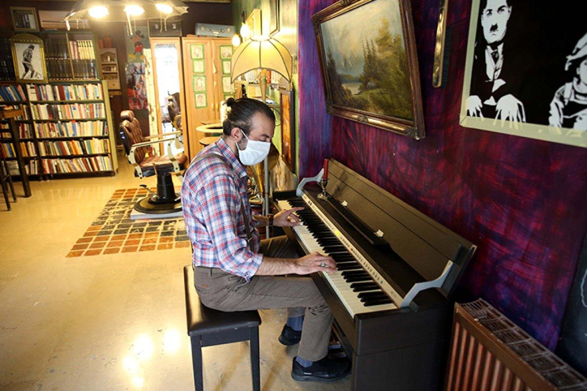 Tokat'taki berberde isteyen piyano çalıyor, isteyen kitap okuyor