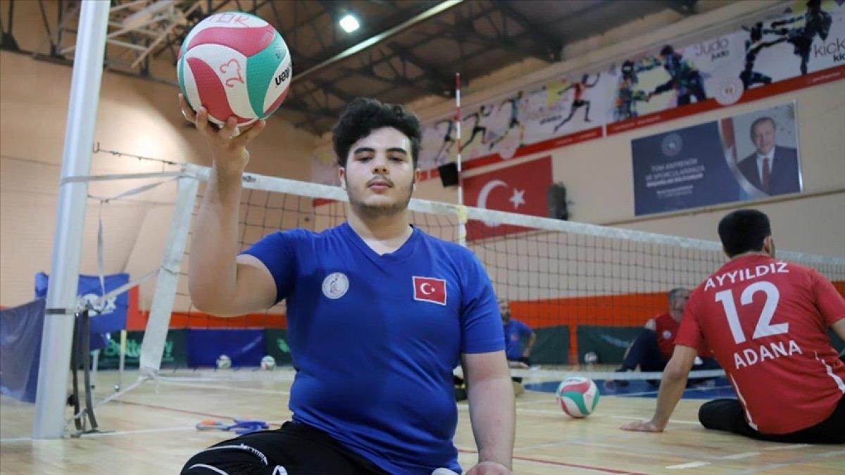 Esad rejiminin saldırısında bacağını kaybeden İbrahim, voleybol ile hayata döndü