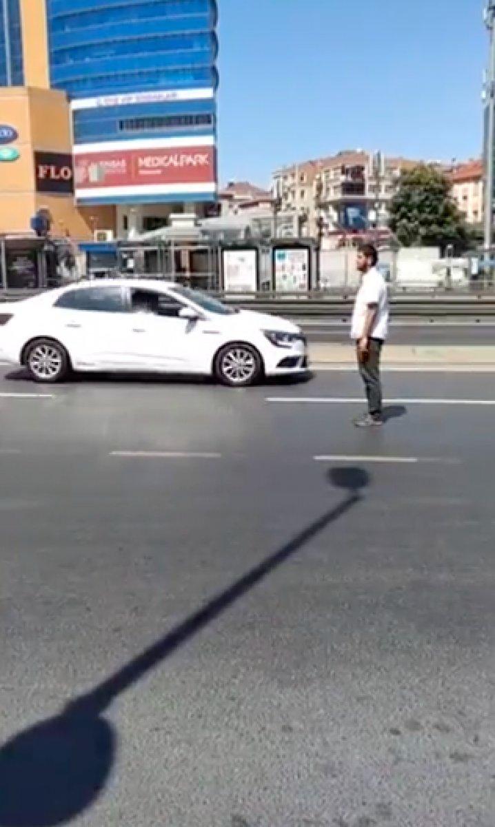 İstanbul'da yol ortasında namaz kılan provokatöre 'kıblen yanlış' tepkisi