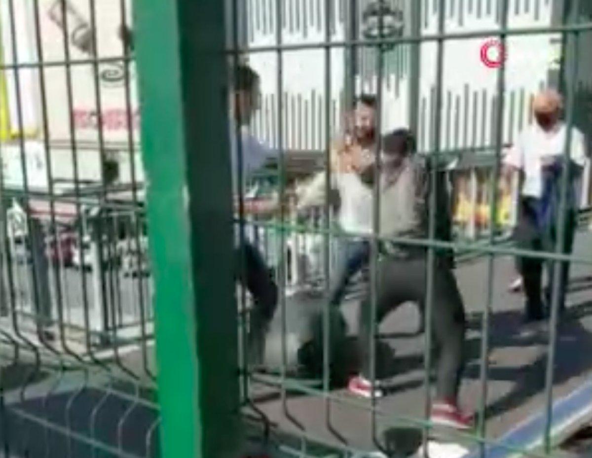 Avcılar'da seyyar satıcılar, birbirlerine tekme ve tokatlarla saldırdı