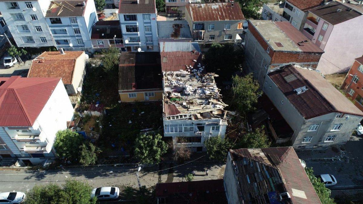 İstanbul'da çıkan fırtına, Sultangazi'deki evlerin çatısını uçurdu