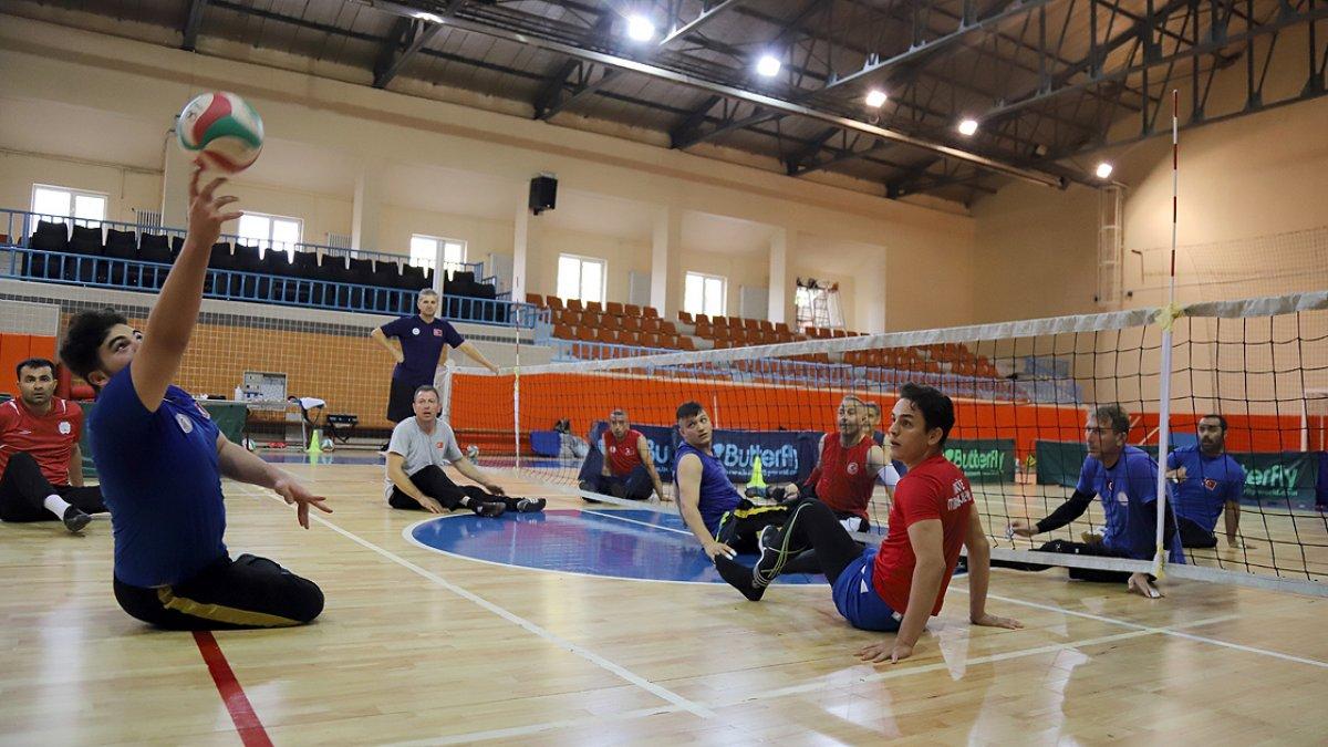 Esad rejiminin saldırısında bacağını kaybeden İbrahim, voleybol ile hayata döndü