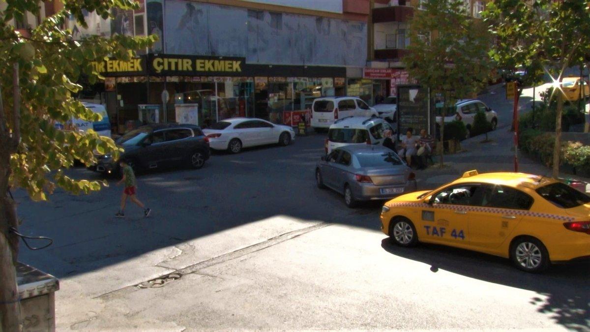 Maltepe'de, hızla gelen araç otobüs bekleyen öğrenciyi havaya savurdu