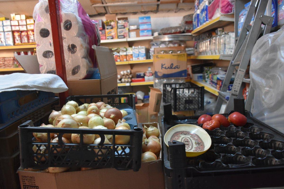 Balıkesir'de 90'lar kültürünü yaşatan bakkalda hala veresiye defteri tutuluyor