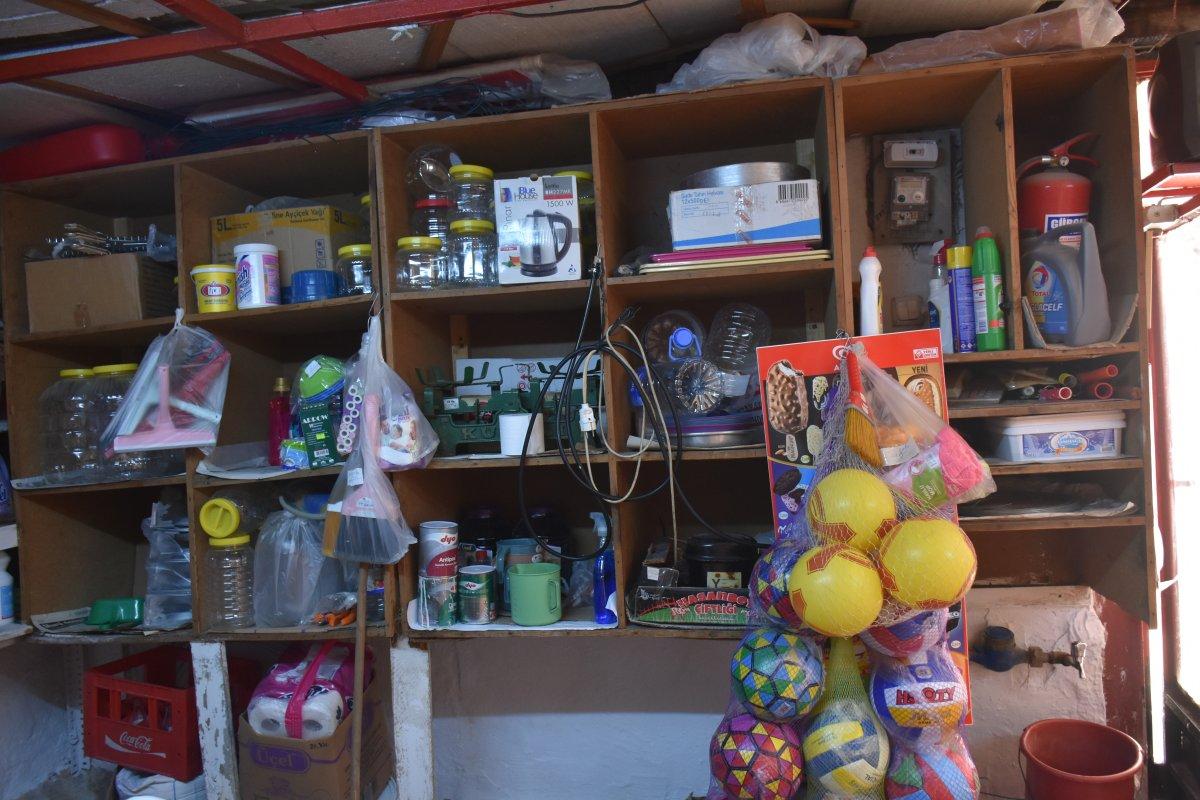 Balıkesir'de 90'lar kültürünü yaşatan bakkalda hala veresiye defteri tutuluyor