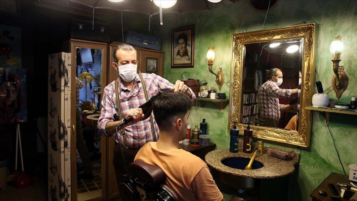 Tokat'taki berberde isteyen piyano çalıyor, isteyen kitap okuyor