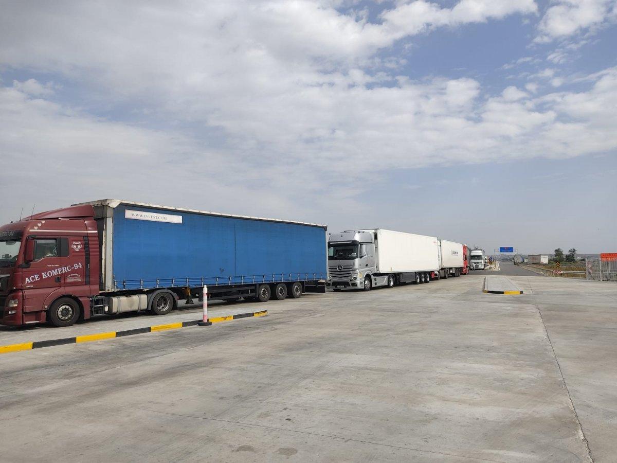 Göçmenler tır kuyruklarını hedef alıyor