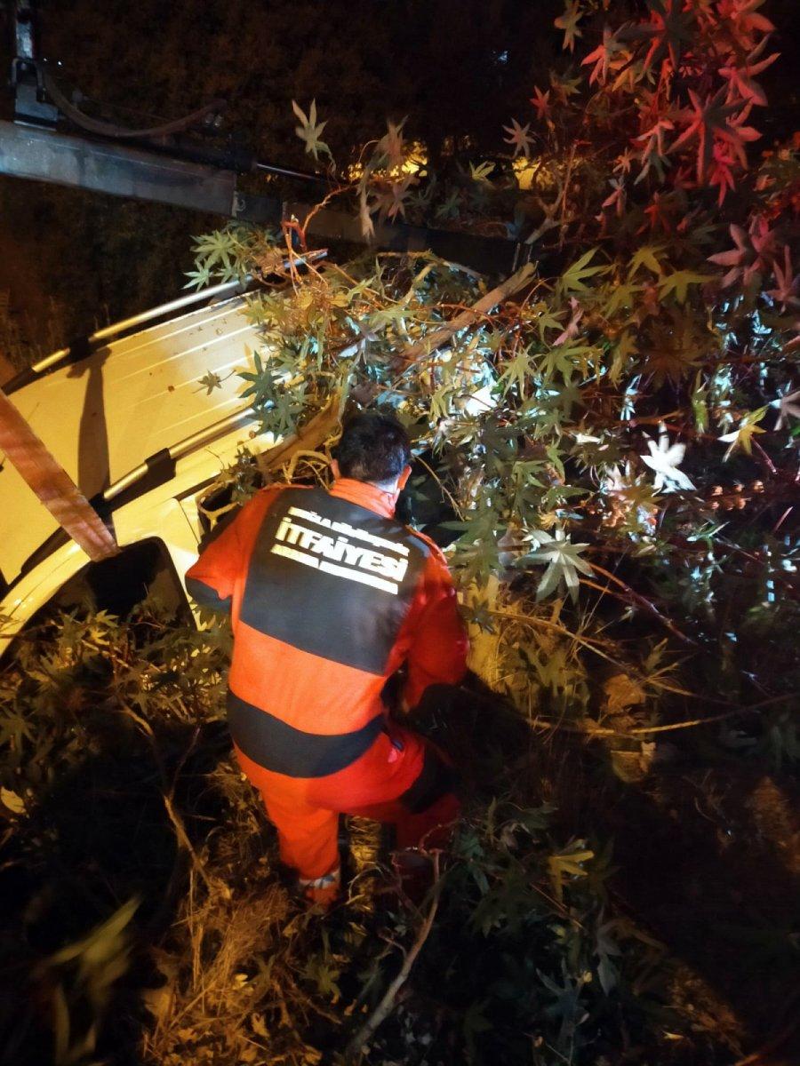Muğla’da, kamyonet dere yatağına yuvarlandı