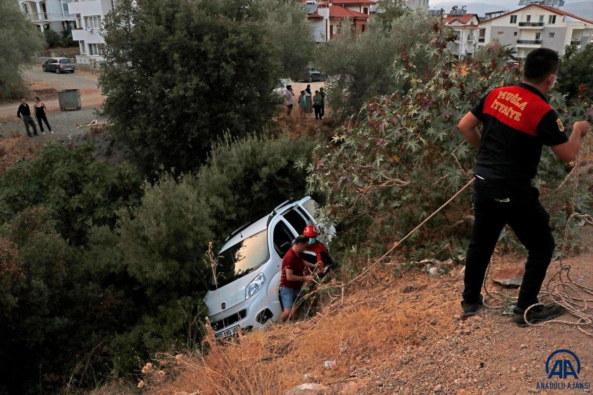 Muğla’da, kamyonet dere yatağına yuvarlandı