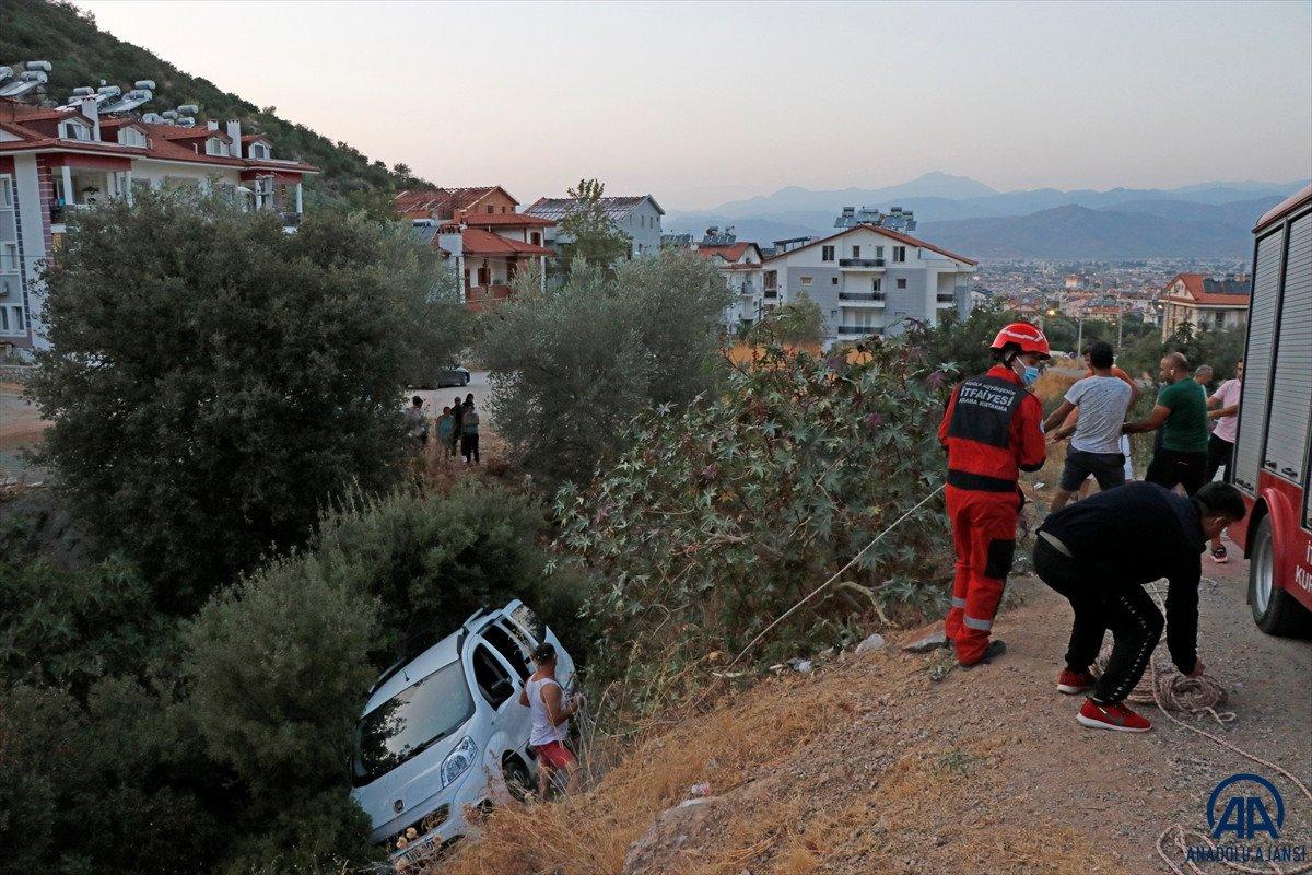 Muğla’da, kamyonet dere yatağına yuvarlandı
