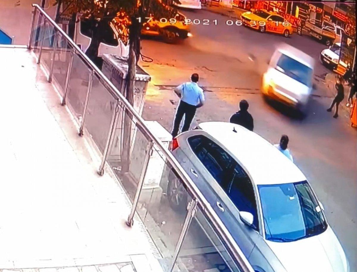 Maltepe'de, hızla gelen araç otobüs bekleyen öğrenciyi havaya savurdu