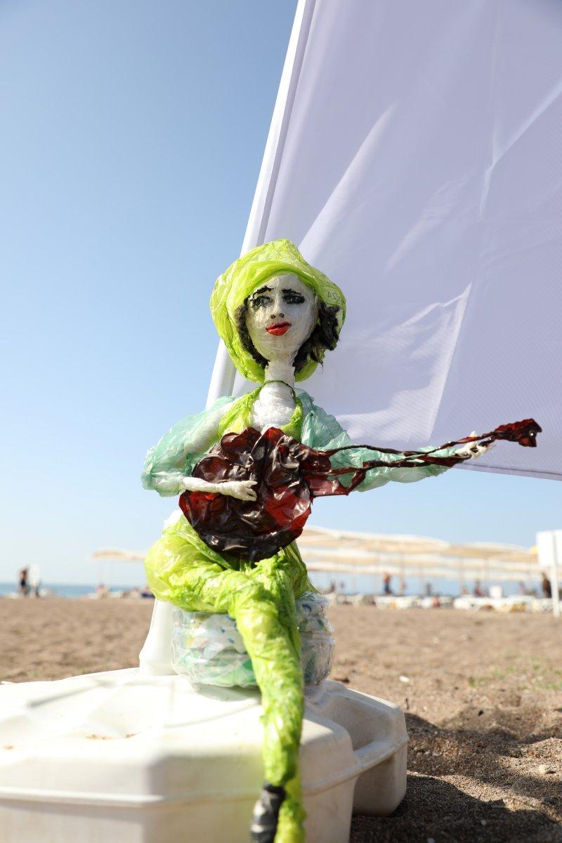 CHP'li Antalya Büyükşehir Belediyesi'nden heykelli kıyı temizliği