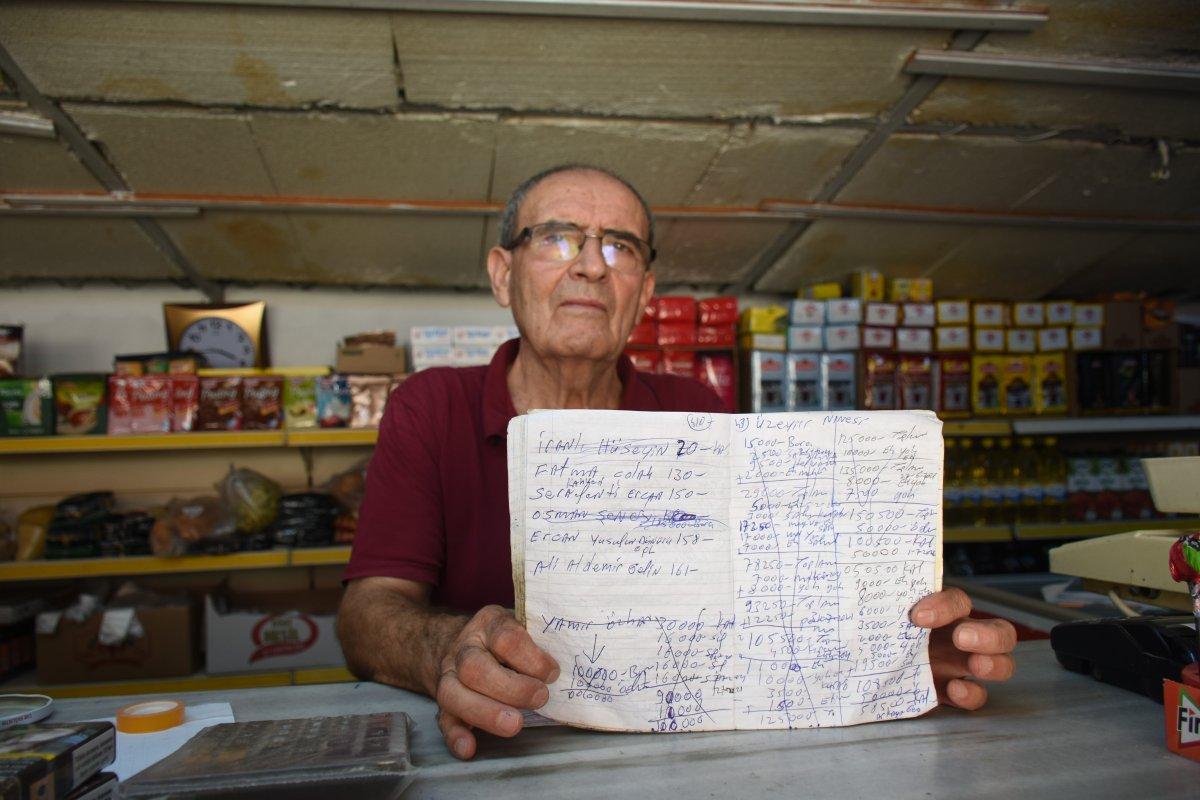 Balıkesir'de 90'lar kültürünü yaşatan bakkalda hala veresiye defteri tutuluyor