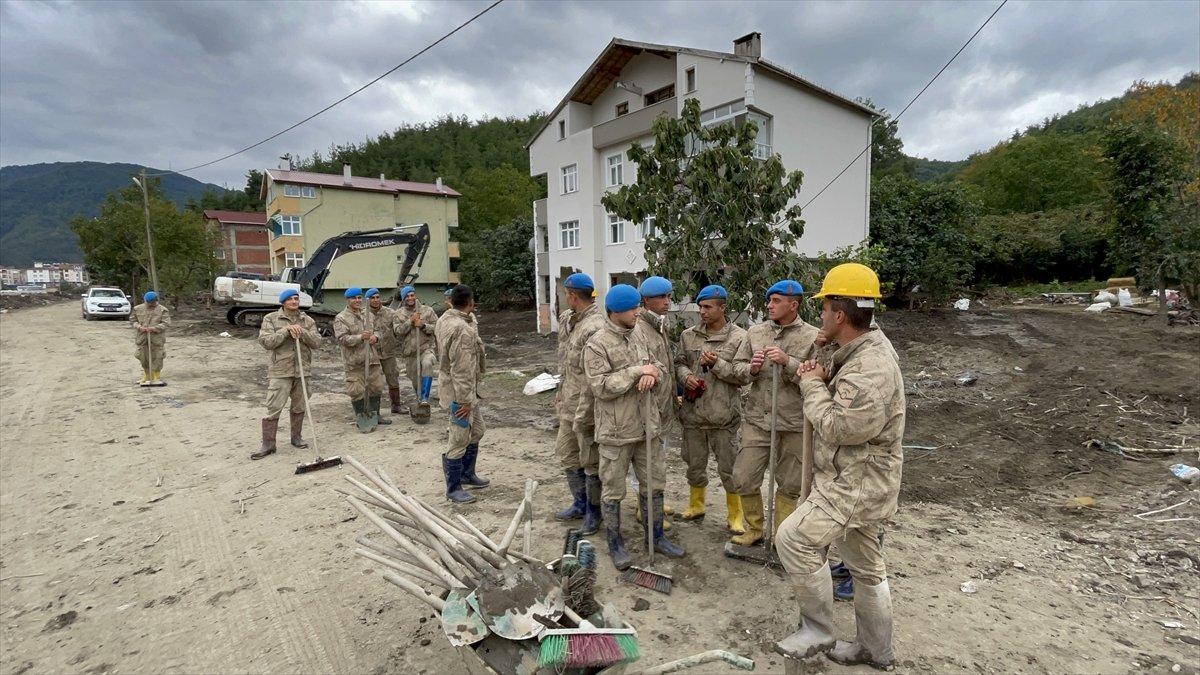 Kastamonu'da sel felaketinin yaraları, jandarmanın desteğiyle sarıldı