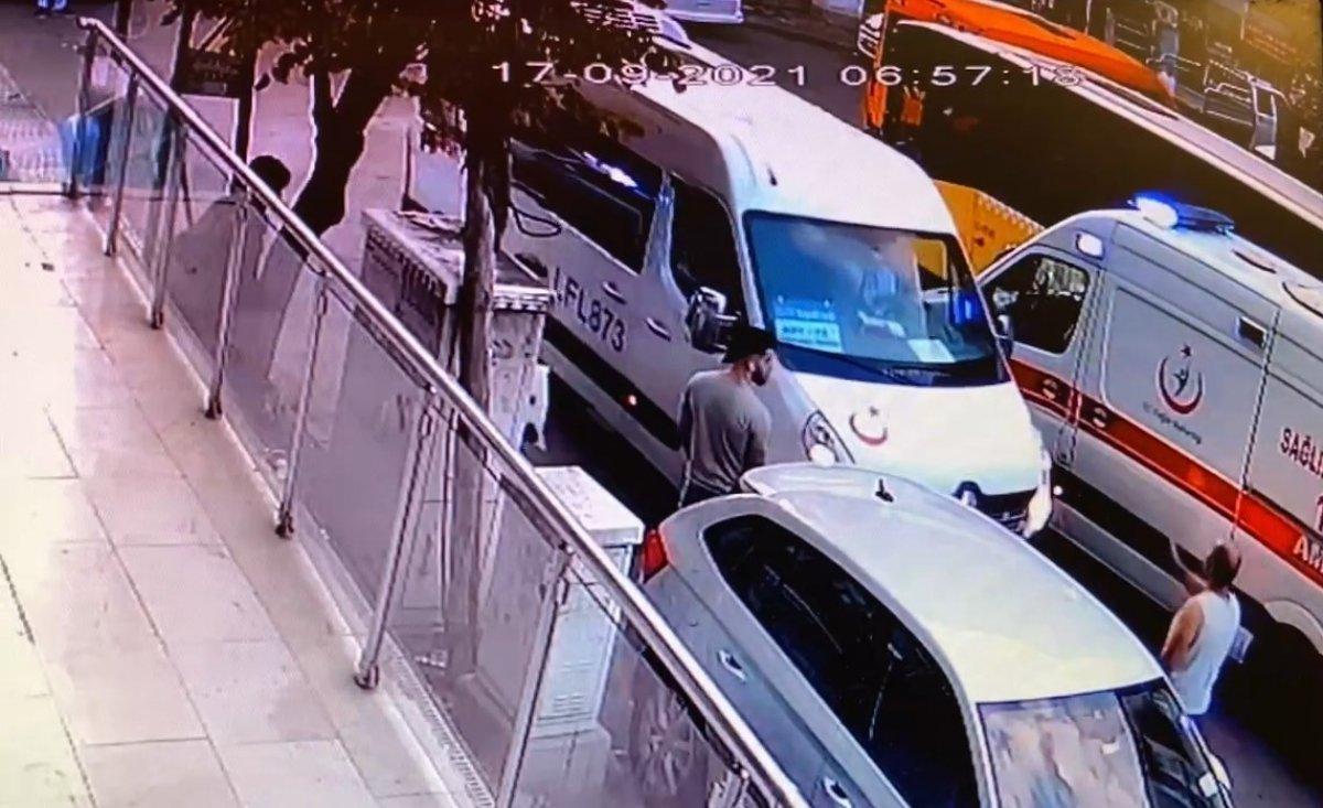 Maltepe'de, hızla gelen araç otobüs bekleyen öğrenciyi havaya savurdu