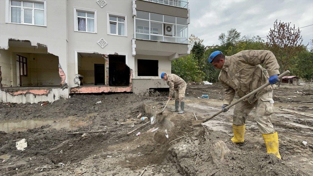 Kastamonu'da sel felaketinin yaraları, jandarmanın desteğiyle sarıldı