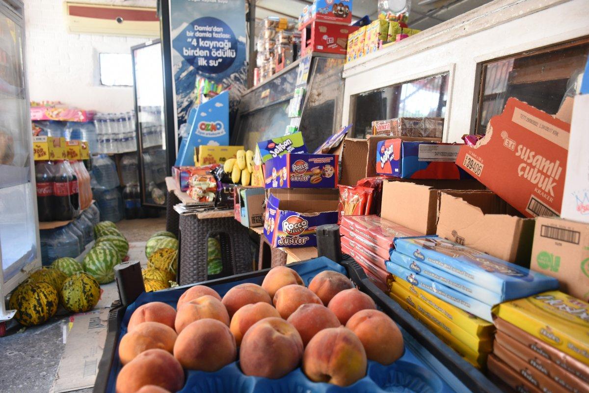 Balıkesir'de 90'lar kültürünü yaşatan bakkalda hala veresiye defteri tutuluyor