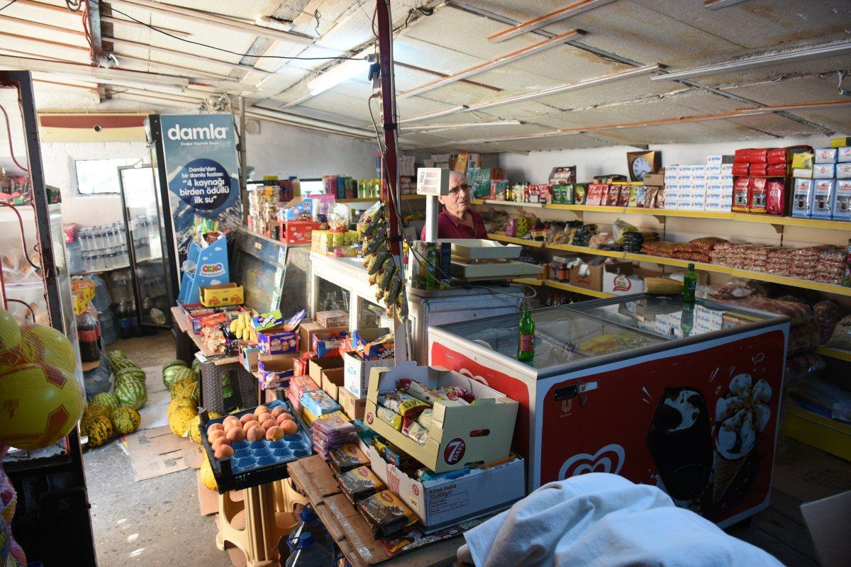 Balıkesir'de 90'lar kültürünü yaşatan bakkalda hala veresiye defteri tutuluyor