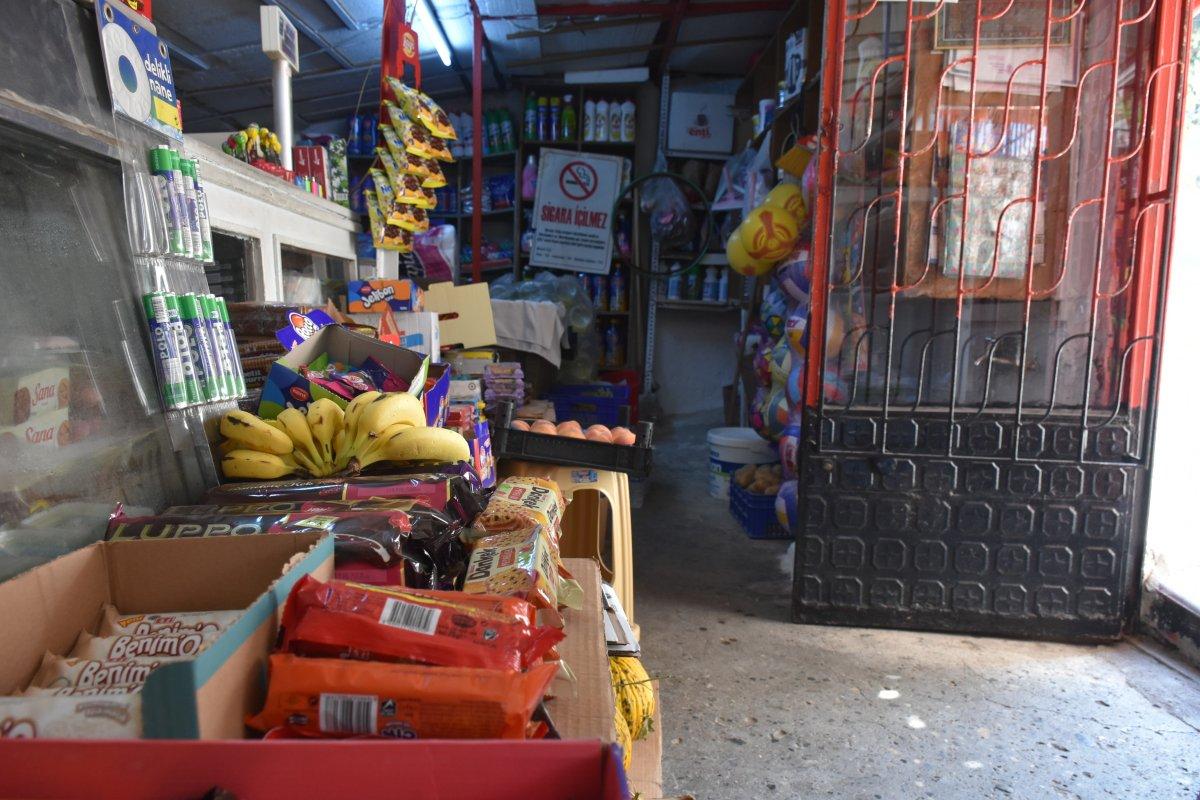 Balıkesir'de 90'lar kültürünü yaşatan bakkalda hala veresiye defteri tutuluyor