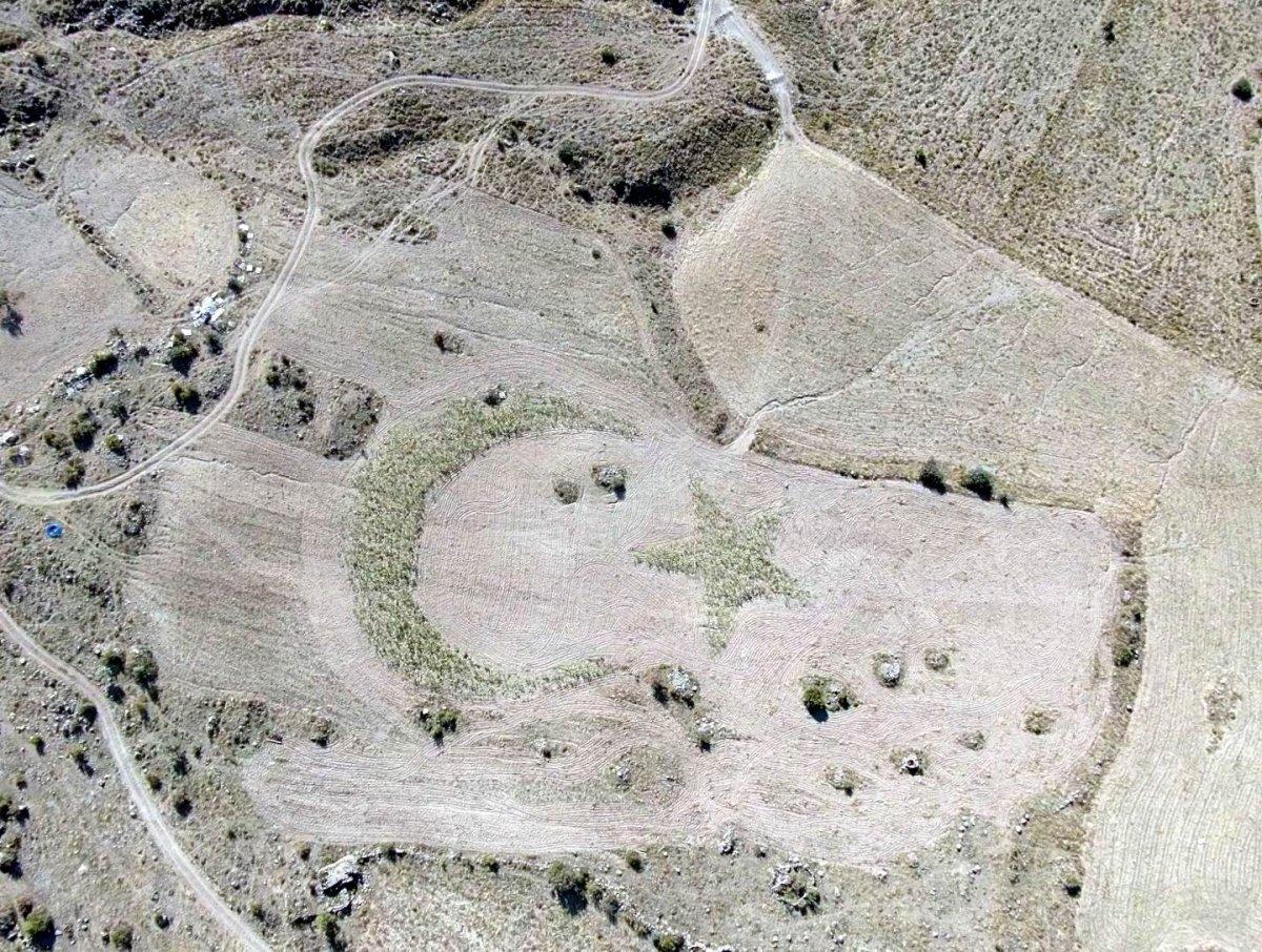 Kayseri’de, tohumlarla arazisine ay ve yıldız çizdi