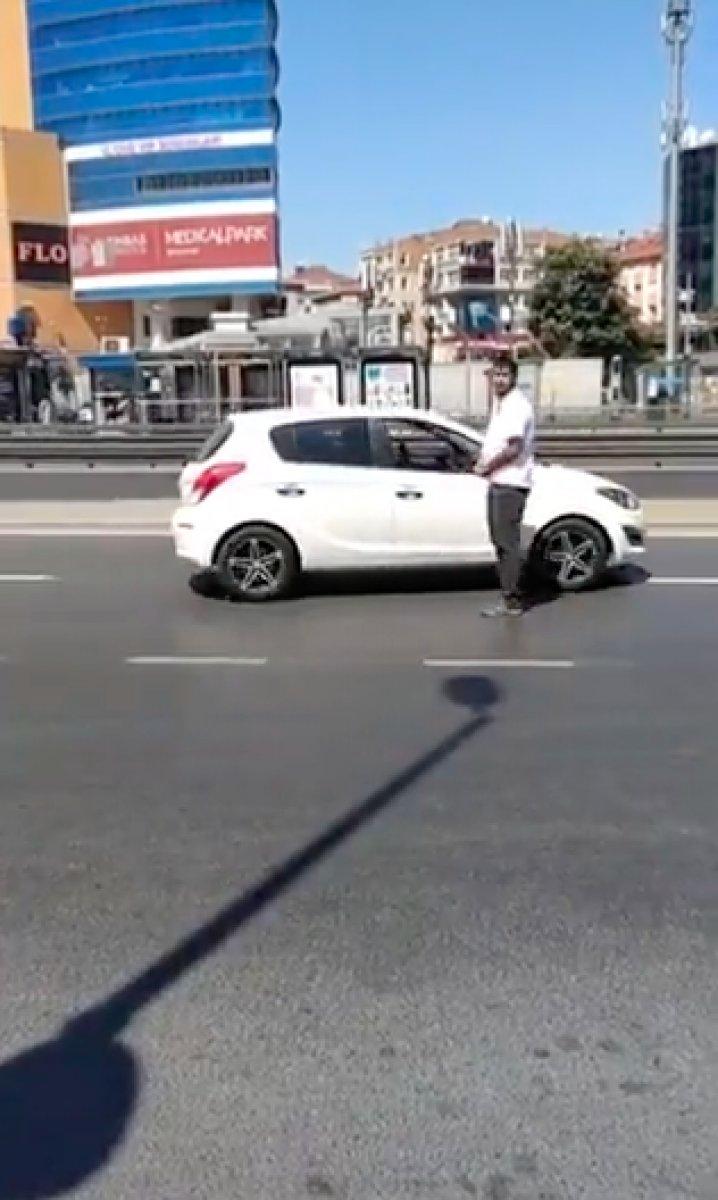 İstanbul'da yol ortasında namaz kılan provokatöre 'kıblen yanlış' tepkisi